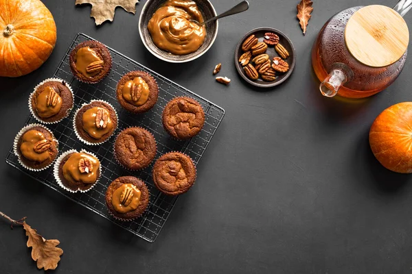 Koncepcja Pieczenia Jesienią Domowej Roboty Babeczki Pumpkin Spice Solonym Karmelem — Zdjęcie stockowe