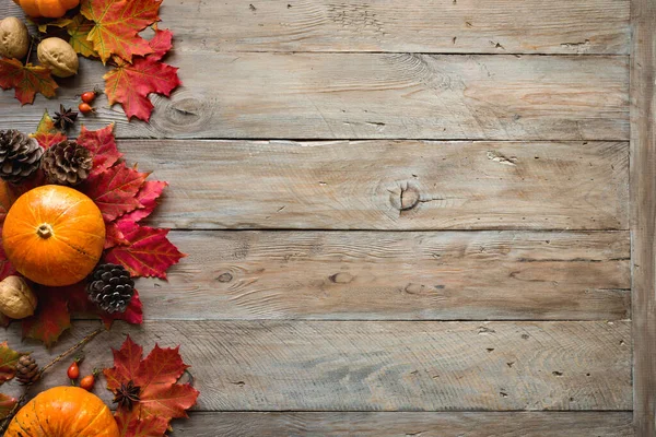 Herbst Komposition Kürbisse Herbst Ahornblätter Tannenzapfen Auf Holzgrund Kreative Flache — Stockfoto