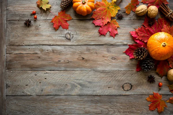 秋の組成 カボチャ 秋のカエデの葉 木製の背景に松のコーン 創造的なフラットレイアウト トップビュー コピースペース 季節の秋の休日のコンセプト — ストック写真