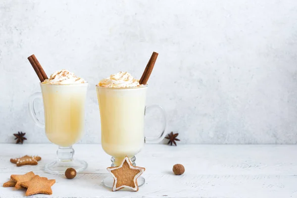 Χριστουγεννιάτικο Eggnog Ποτό Εορταστική Διακόσμηση Μπισκότα Μελόψωμο Και Χειμώνα Μπαχαρικά — Φωτογραφία Αρχείου
