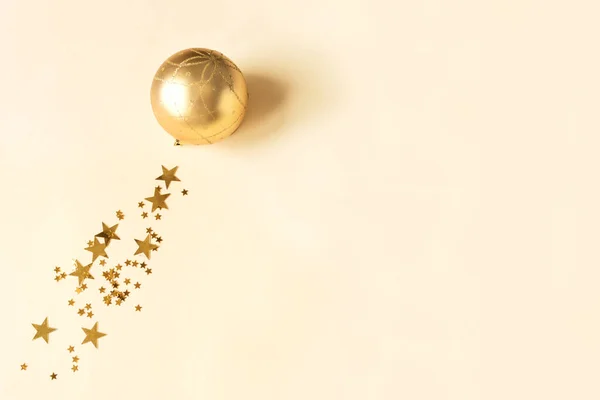 Weihnachtskomposition Mit Goldener Kugel Und Sternen Auf Goldenem Festlichem Hintergrund — Stockfoto