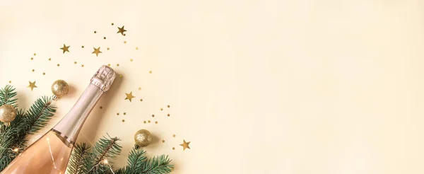 Рождественская Композиция Бутылка Шампанского Сосновые Ветки Золотые Конфетти Звезды Шары — стоковое фото