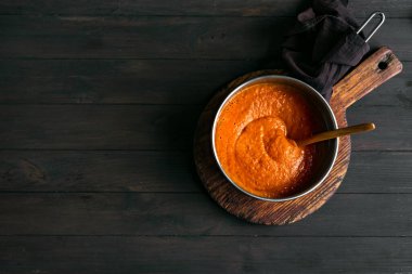 Ev yapımı domates sosu, kırsal ahşap masada pişirme tavası, üst manzara, fotokopi alanı. Organik İtalyan domates sosu ya da çorbası yapıyorum..
