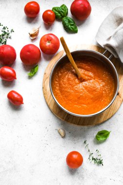 Yemek tavasında ev yapımı domates sosu ve beyaz masa, üst manzara, fotokopi alanı. Organik İtalyan domates sosu ya da çorbası yapıyorum..