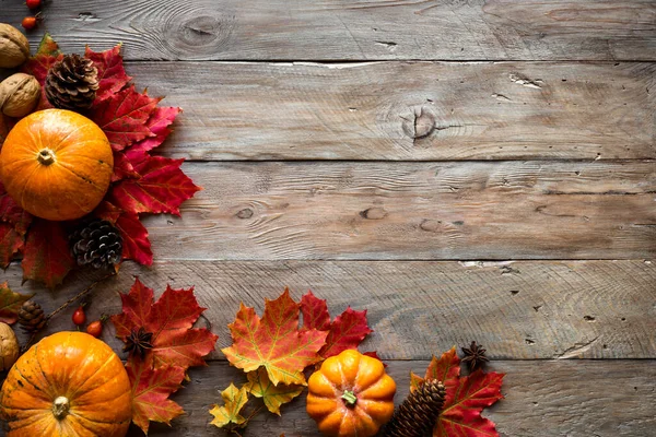 秋の組成 カボチャ 秋のカエデの葉 木製の背景に松のコーン 創造的なフラットレイアウト トップビュー コピースペース 季節の秋感謝祭の休日のコンセプト — ストック写真