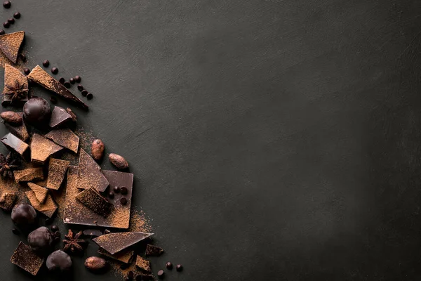 Donkere Chocolade Achtergrond Chocoladestukken Truffels Cacaopoeder Specerijen Zwarte Tafel Bovenaanzicht — Stockfoto