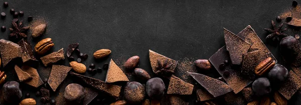 Choklad Och Nötter Bakgrund Chokladbitar Tryffel Kakaopulver Nötter Och Kryddor — Stockfoto
