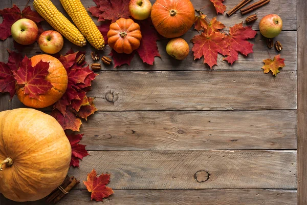 Hösten Sammansättning Pumpor Äpplen Höst Lönnlöv Liktornar Trä Bakgrund Kreativ — Stockfoto