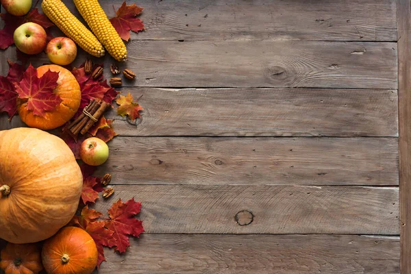 秋の組成 カボチャ リンゴ 秋のカエデの葉 木製の背景にトウモロコシ 創造的なフラットレイアウト トップビュー コピースペース 季節の秋の休日のコンセプト — ストック写真
