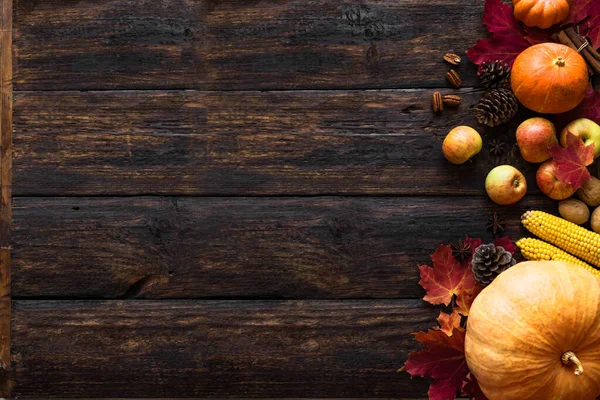 秋のカボチャ リンゴ 秋のカエデの葉 木製の背景に松のコーン 創造的なフラットレイアウト トップビュー コピースペース 季節の秋の休日のコンセプト — ストック写真