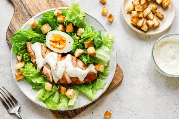 Ensalada César Con Pechuga Pollo Sobre Fondo Blanco Vista Superior —  Fotos de Stock