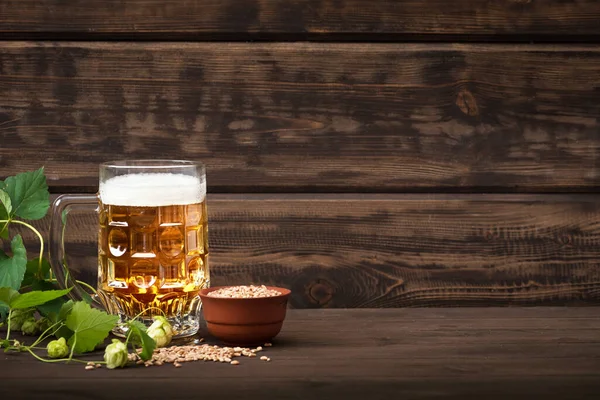 Μπύρα Ξύλινο Τραπέζι Αντίγραφο Χώρου Κούπα Μπύρας Lager Από Νωπά — Φωτογραφία Αρχείου