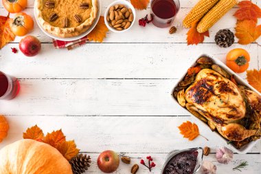 Tavuklu Şükran Günü yemeği, kızılcık sosu, balkabağı turtası, şarap, mevsimlik sebze ve meyveler. Geleneksel sonbahar bayramı yemeği konsepti. Boşluğu kopyala.