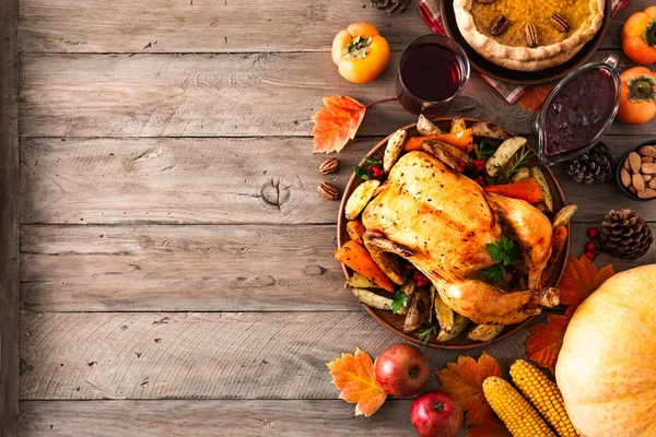 Thanksgiving Dinner Mit Huhn Preiselbeersoße Kürbiskuchen Wein Saisonalem Gemüse Und — Stockfoto