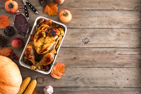 Thanksgiving Dinner Mit Huhn Preiselbeersoße Saisonalem Gemüse Und Obst Auf — Stockfoto