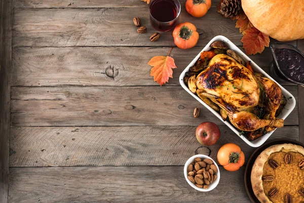 Thanksgiving Dinner Mit Huhn Preiselbeersoße Kürbiskuchen Wein Saisonalem Gemüse Und — Stockfoto
