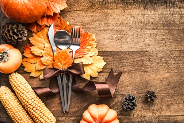 秋の感謝祭のテーブル設定 木のテーブル 秋の装飾 コピースペースでかわいいと秋の葉 感謝祭の休日のメニューコンセプト — ストック写真