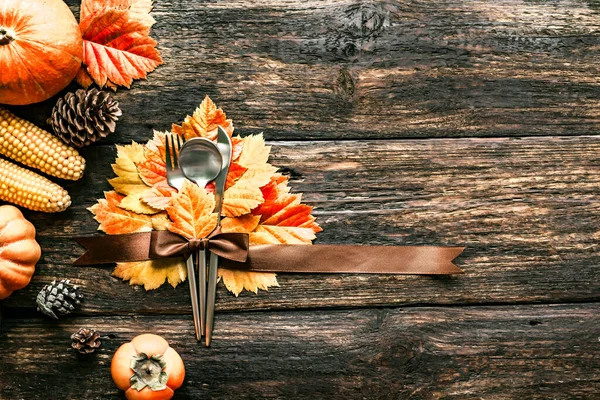 Nastavení Podzimní Tabulky Díkůvzdání Příbory Podzimní Listí Dřevěném Stole Dýněmi — Stock fotografie