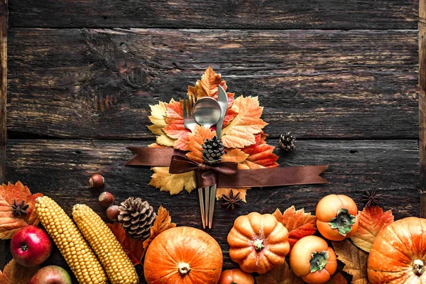 秋の感謝祭のテーブル設定 カボチャと秋の装飾が施された木製のテーブルの上のかわいいと秋の葉 感謝祭の休日のメニューコンセプト — ストック写真