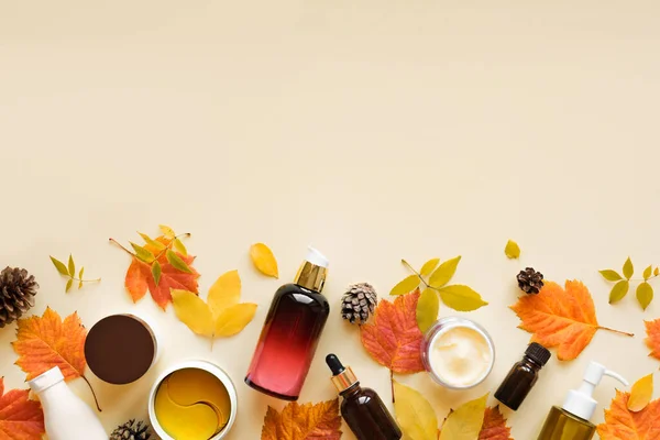 Podzimní Výrobky Pro Péči Pleť Podzimní Listy Žlutém Pozadí Plochá — Stock fotografie
