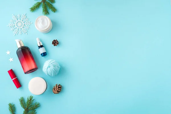 Winter Skin Care Producten Sparren Takken Sneeuwvlokken Blauwe Achtergrond Vlakke — Stockfoto