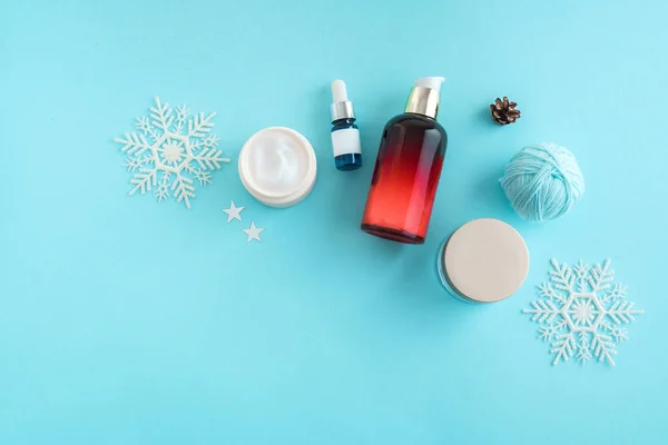 Winter Skin Care Producten Sneeuwvlokken Blauwe Achtergrond Vlakke Lay Kopieerruimte — Stockfoto