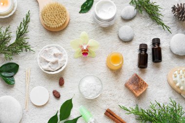 Doğal cilt bakımı ve Spa seti beyaz yumuşak havlu üzerine kurulu doğal kozmetik ürünler, çiçek, yeşil yapraklar, mum ve taş gibi zen. Gevşeme konsepti, üst görünüm, düz yatak.