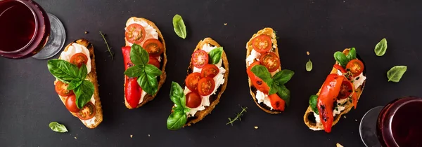 Bruschetta Sendviče Rajčaty Smetanovým Sýrem Grilovanou Paprikou Bazalkou Tmavém Pozadí — Stock fotografie