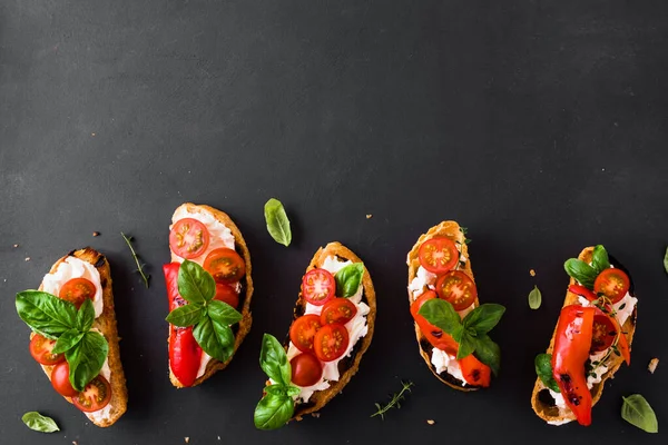 Bruschetta Sendviče Rajčaty Smetanovým Sýrem Grilovanou Paprikou Bazalkou Tmavém Pozadí — Stock fotografie