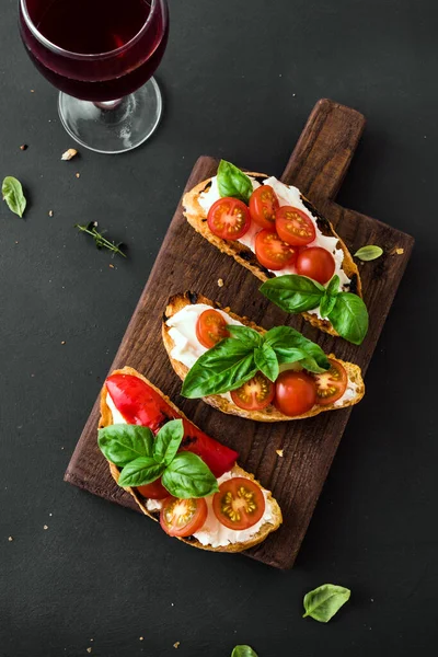 Kanapki Bruschetta Pomidorami Serem Śmietankowym Grillowaną Papryką Bazylią Drewnianej Desce — Zdjęcie stockowe