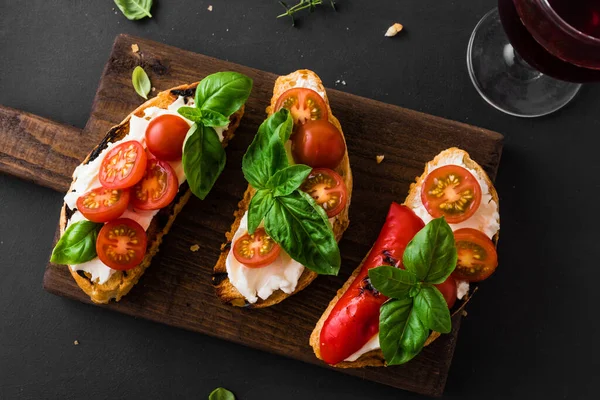 Bruschetta Sendviče Rajčaty Smetanovým Sýrem Grilovanou Paprikou Bazalkou Dřevěné Desce — Stock fotografie