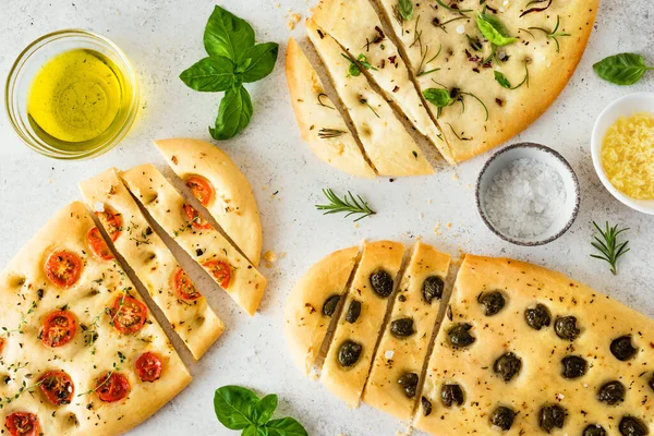 Итальянский Хлеб Focaccia Различными Овощными Начинками Свежие Запеченные Фокачча Помидорами — стоковое фото