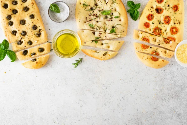 Итальянский Хлеб Focaccia Различными Овощными Начинками Запеченная Фокачча Помидорами Оливками — стоковое фото