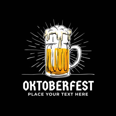 Oktoberfest, elle çizilmiş logo rozet. Eski stil dolu bardak bira güneş ışınları ile arka plan illüstrasyon Münih bira festivali konsept tasarımı için. Poster, afiş, etiket, vektör şablon reklam.