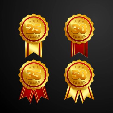 Kurdele vektör tasarımı ile Yıldönümü logo rozeti. Doğum günü kutlaması için numaraları ile parlak altın kırmızı madalya düğmesi seti