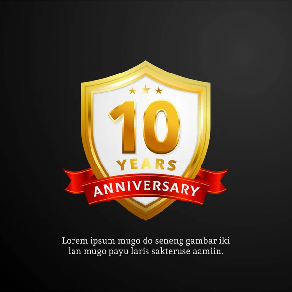 10 års jubileum logotyp Badge vektor design. glänsande sköld med band för födelsedag händelse firandet bakgrund. — Stock vektor