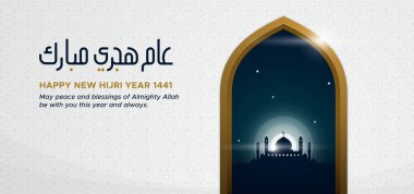 İslami Yeni Yıl 1441 poster tasarımı. Aam Hijri Mübarek el yazısı. Parlayan ay ve yıldız vektör illüstrasyonuyla gece gökyüzüne bakan büyük cami manzarası. Tercümesi: Mutlu yıllar.