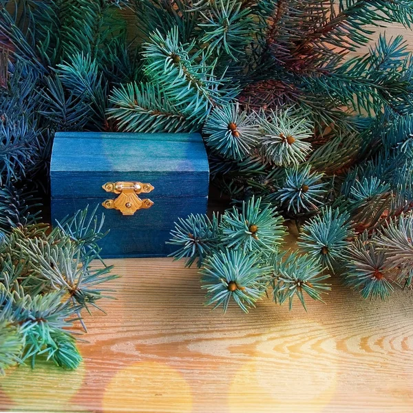 Natürlicher Stil von Weihnachten Hintergrund mit Holztruhe und Fichtenzweige auf einem hölzernen Hintergrund — Stockfoto
