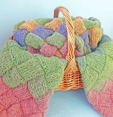 Renkli pembe, yeşil, mavi, turuncu, örme yün hırka. Rustik yün. Önden görünüm.