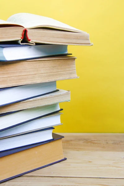 学校や知識の概念に戻る本と新鮮なリンゴのスタックは 木製の背景とトレンディな黄色の壁 をマークします フロント ビュー — ストック写真