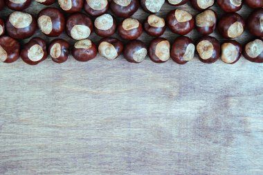 Eski ahşap arka plan üzerinde olgunlaşmış kestane ile kopya alanı kapatın. Üstten görünüm