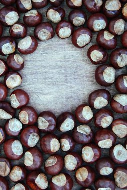 Eski ahşap arka plan üzerinde olgunlaşmış kestane ile kopya alanı kapatın. Üstten görünüm