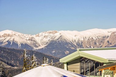 Güzel kış harikalar diyarı dağ manzarası Avusturya Alpleri'nde panoramik manzaralı. Dağlarda kayak resort Semmering - doğa ve spor arka plan. dağın tepesinde evlerin çatıları