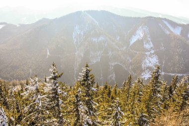Güzel kış harikalar diyarı dağ manzarası ile yüzlerce yıllık Ladin Avusturya Alpleri'nde panoramik manzaralı. Dağlarda kayak resort Semmering - doğa ve spor arka plan. Fantastik kış dağ manzarası, güzellik dünya.