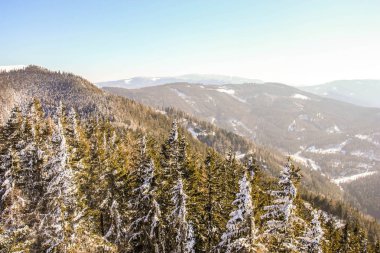 Güzel kış harikalar diyarı dağ manzarası ile yüzlerce yıllık Ladin Avusturya Alpleri'nde panoramik manzaralı. Dağlarda kayak resort Semmering - doğa ve spor arka plan. Fantastik kış dağ manzarası, güzellik dünya.