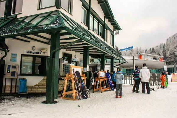 Narciarze Górskim Ośrodku Narciarskim Semmering Austria Alpejskie Trasy Biegowe Zimą — Zdjęcie stockowe