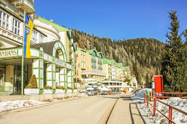 Yola Yakın Lüks Otel Avusturya Alpleri Nde Turist Arabalarla Kayak — Stok fotoğraf