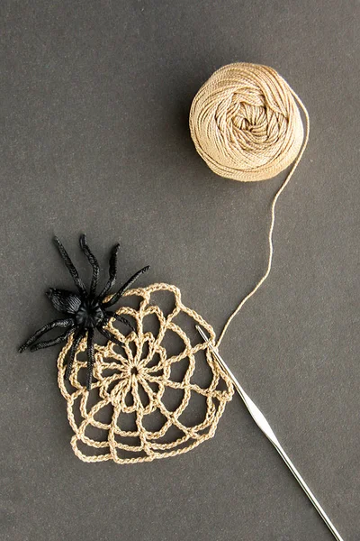 Crocheted Cobweb Black Rubber Spider Crochet Cotton Yarn Ball Threads — Stock Photo, Image