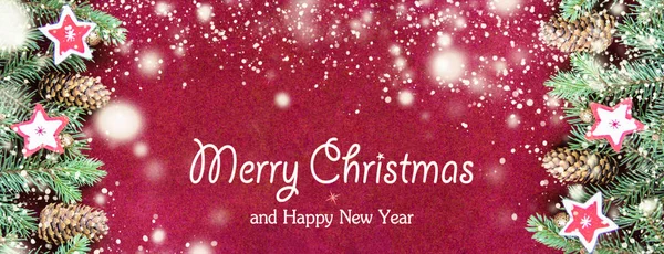 フェルトの星や赤いベルベットの背景にトウヒのクリスマス ツリーの新鮮な自然の枝の近くの金の鈴と雪とクリスマスの装飾 カードの概念 平面図です フラットが横たわっていた Web バナー — ストック写真