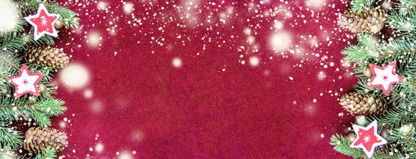 フェルトの星や赤いベルベットの背景にトウヒのクリスマス ツリーの新鮮な自然の枝の近くの金の鈴と雪とクリスマスの装飾 カードの概念 平面図です フラットが横たわっていた コピー スペース — ストック写真
